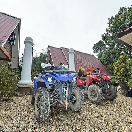 Oyo 90642 Twin Mutiara Chalet & Homestay Jeli Bagian luar foto