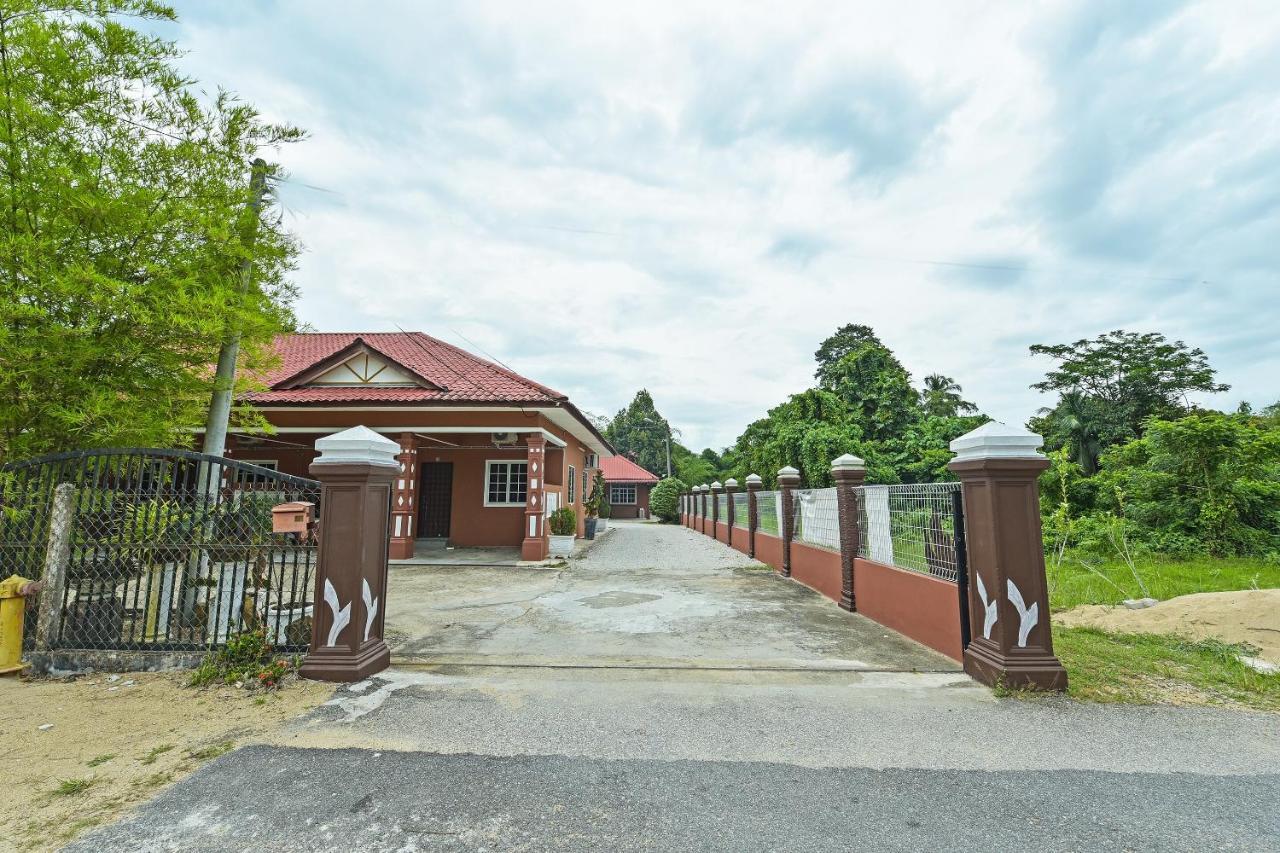 Oyo 90642 Twin Mutiara Chalet & Homestay Jeli Bagian luar foto