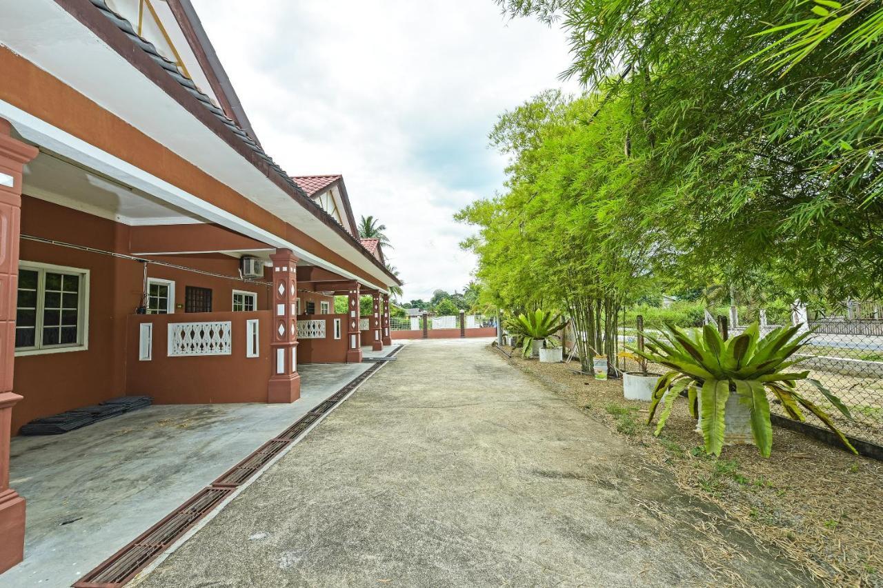 Oyo 90642 Twin Mutiara Chalet & Homestay Jeli Bagian luar foto