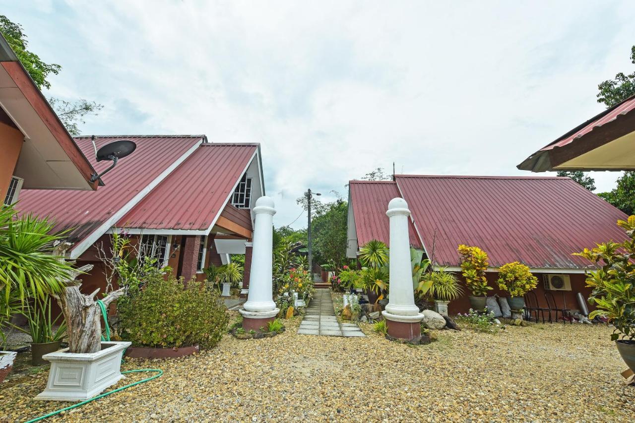 Oyo 90642 Twin Mutiara Chalet & Homestay Jeli Bagian luar foto