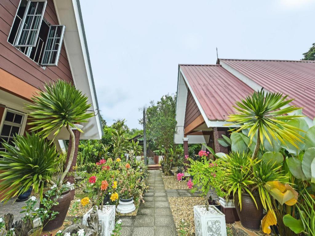 Oyo 90642 Twin Mutiara Chalet & Homestay Jeli Bagian luar foto