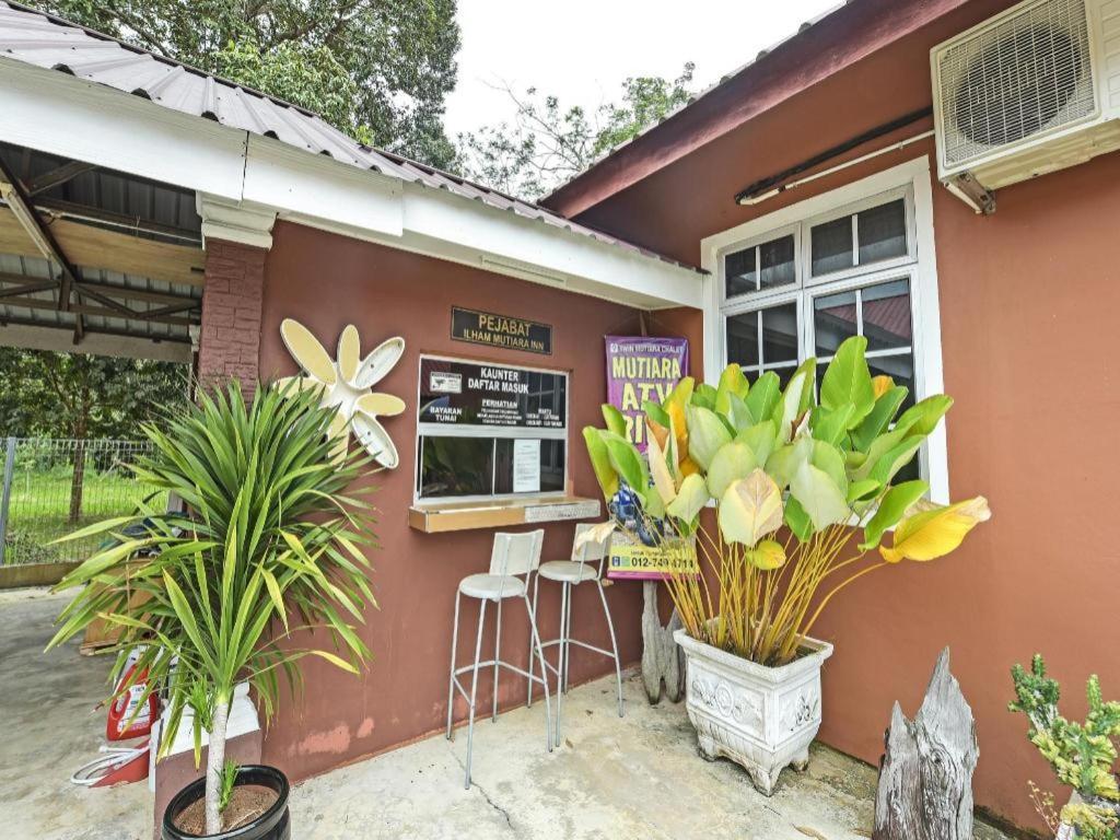 Oyo 90642 Twin Mutiara Chalet & Homestay Jeli Bagian luar foto
