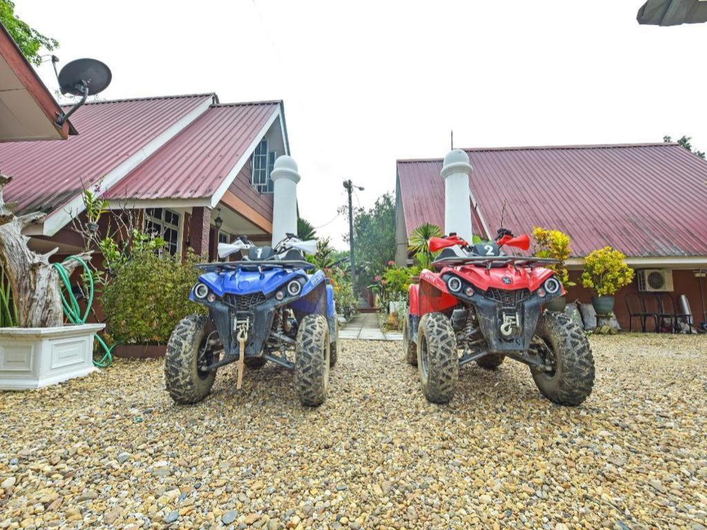 Oyo 90642 Twin Mutiara Chalet & Homestay Jeli Bagian luar foto