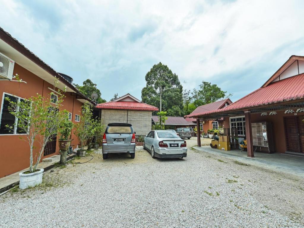 Oyo 90642 Twin Mutiara Chalet & Homestay Jeli Bagian luar foto