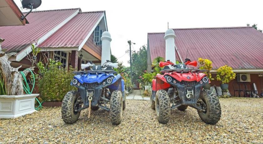 Oyo 90642 Twin Mutiara Chalet & Homestay Jeli Bagian luar foto