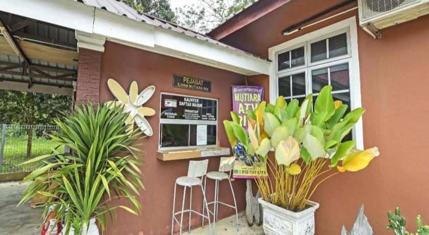Oyo 90642 Twin Mutiara Chalet & Homestay Jeli Bagian luar foto