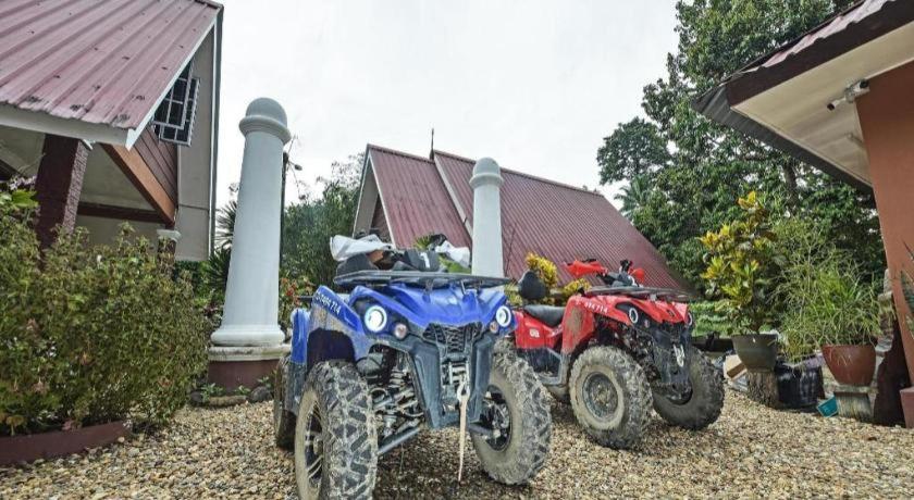 Oyo 90642 Twin Mutiara Chalet & Homestay Jeli Bagian luar foto
