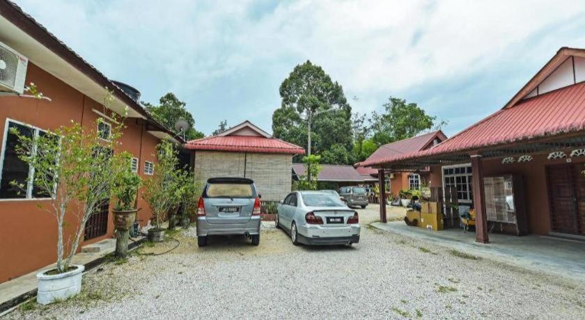 Oyo 90642 Twin Mutiara Chalet & Homestay Jeli Bagian luar foto