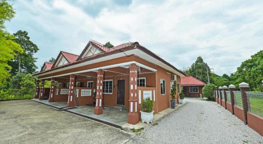 Oyo 90642 Twin Mutiara Chalet & Homestay Jeli Bagian luar foto