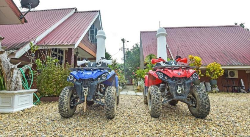 Oyo 90642 Twin Mutiara Chalet & Homestay Jeli Bagian luar foto