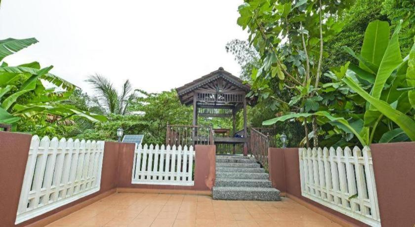 Oyo 90642 Twin Mutiara Chalet & Homestay Jeli Bagian luar foto